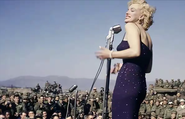 1954年,梦露不惧严寒穿紫色吊带裙在韩国劳军,10万美军为她痴狂
