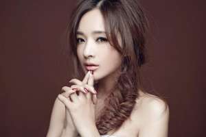 网络女主播视频六间房(邻家女神突破自我~“小虎牙”首次出镜悬疑电影，本色出演获好评)