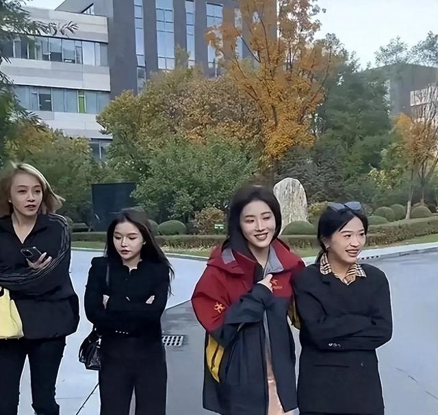 三只羊女主播停播后集体现身，素颜的她们显露真面目，实在辣眼
