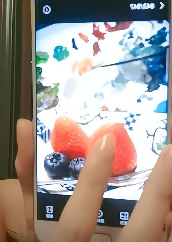 女主持人直播不慎露出“不雅照”,本人紧急回应后,粉丝不买账