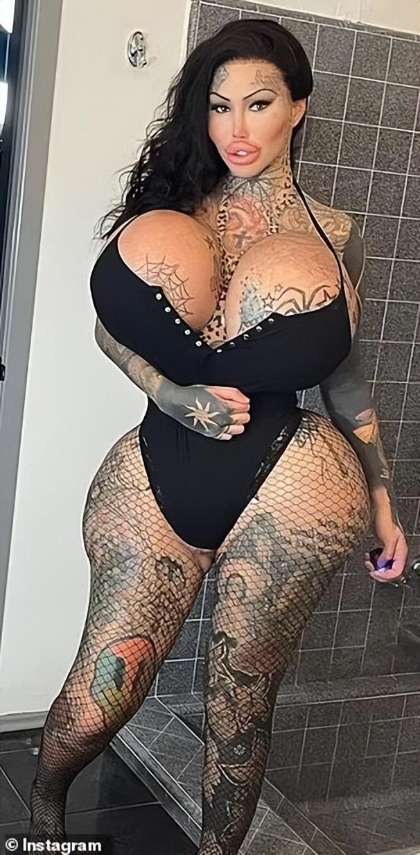 加拿大女网红沉迷整形,结果胸给隆“炸”了,剩单侧巨乳