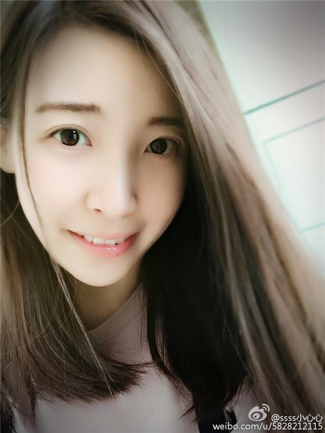 爱奇艺广告里唱《Fly away》的主播是谁？