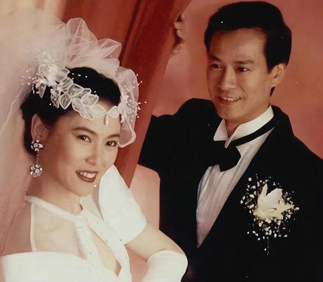 郑欣宜独飞往加拿大祭奠母亲!墓前伤心抹眼泪,久久不愿离去