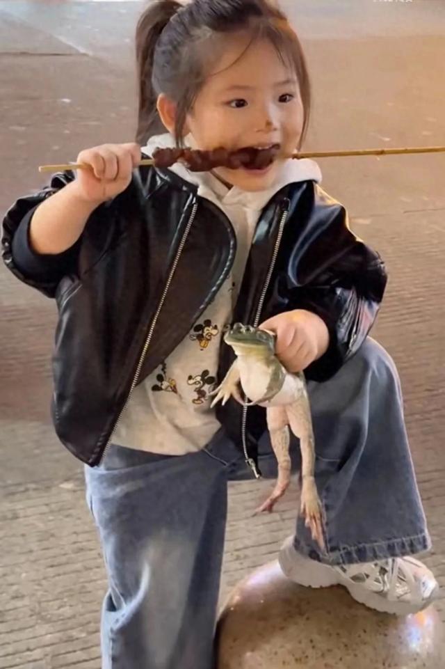 牛蛙小妹妹火了之后,妈妈被批为流量无底线,目前已删除相关视频