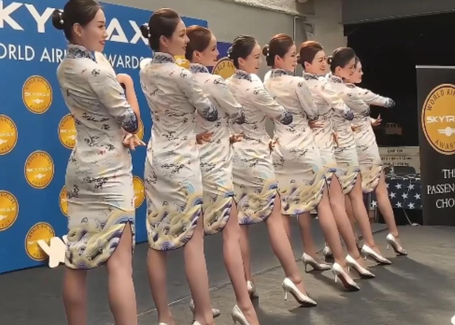 底线何在?中甲赛场惊现空姐制服热舞,职业联赛变味成何体统?