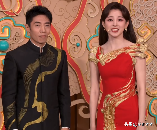 蛇年春晚主持人妆容太抢镜!龙洋假睫毛贴歪了,撒贝宁眉毛化飞了