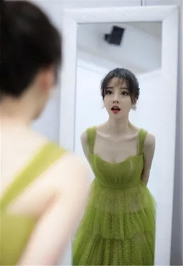 冯提莫瑜伽直播意外走光!质疑她是故意为之,因为她太懂直播了