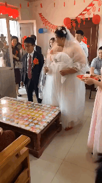 美女穿的衣服几乎透明露出来的部位，胆小的人不敢看。