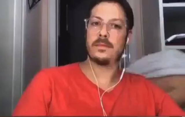 巴西男主持正直播,妻子竟一丝不挂突然入画,惊觉秒蹲却为时晚矣