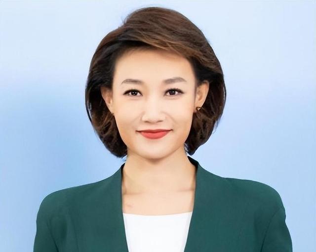 47岁李梓萌惊现沈阳！素颜高挑引爆议论，单身之谜终揭晓？