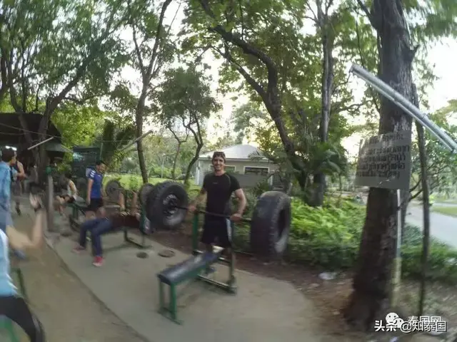 佛祖，蜥蜴，避孕套，同性恋聚会，以及曼谷市长的赌局