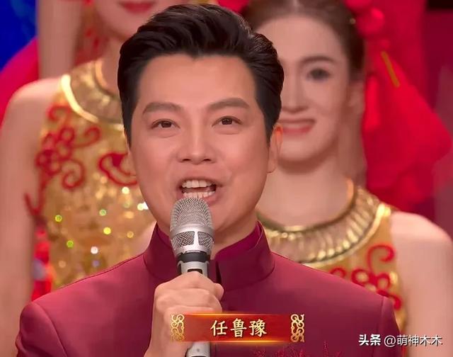 蛇年春晚主持人妆容太抢镜!龙洋假睫毛贴歪了,撒贝宁眉毛化飞了