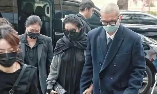 泼天的流量来了!张兰直播模仿大S穿透视装,上架同款内衣胸贴