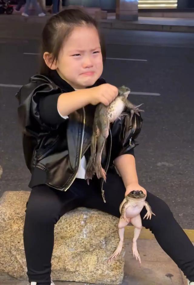 牛蛙小妹妹火了之后,妈妈被批为流量无底线,目前已删除相关视频