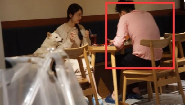 被打压的女主播“轩子巨2兔”,线下创业开店,与帅气小伙合照