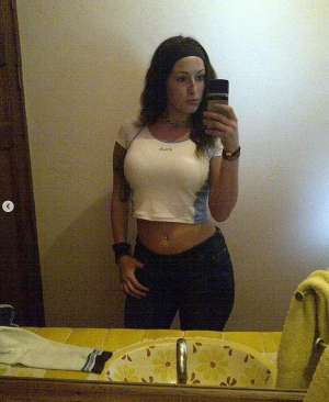 最胸女主播直播乳摇视频(加拿大女网红沉迷整形，结果胸给隆“炸”了，剩单侧巨乳)