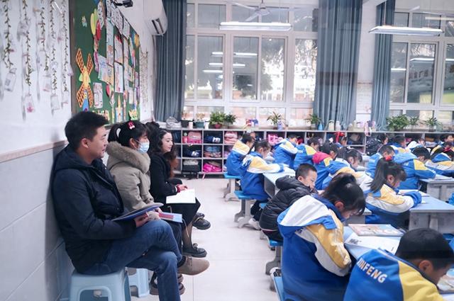 重庆科学城新凤小学第二届“启智杯”学术年会圆满举行