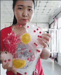 情侣在地铁上兴致激增不背人，一旁阿姨尴尬夹腿：都起鸡皮疙瘩了