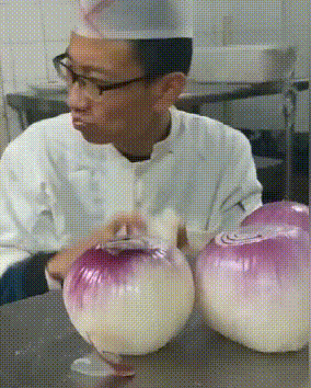 情侣在地铁上兴致激增不背人，一旁阿姨尴尬夹腿：都起鸡皮疙瘩了