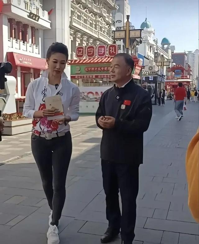 47岁李梓萌惊现沈阳！素颜高挑引爆议论，单身之谜终揭晓？