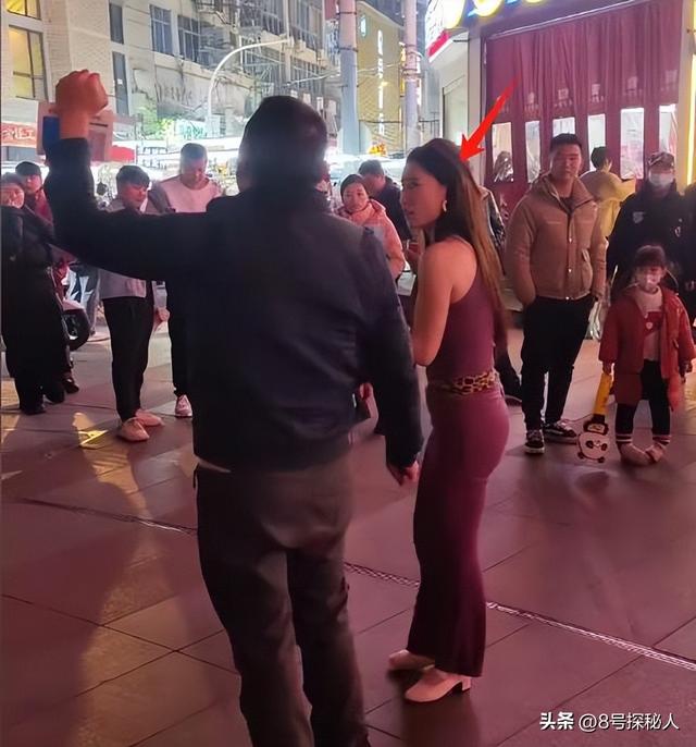 武汉步行街网红跳舞直播,男子拿喇叭跟随捣乱,网友却清一色支持