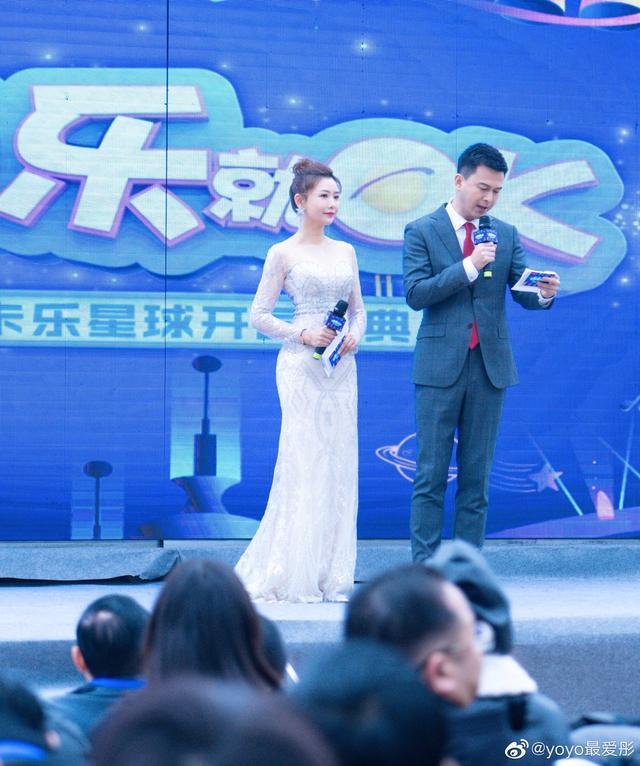 芒果台女主持二胎后转型网红主播，直播时手部皮肤出卖了她的年龄