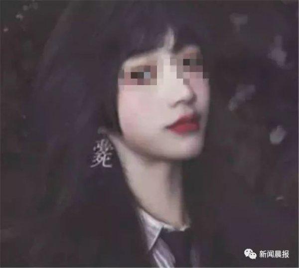 女网红直播中不慎露出真容!粉丝们全崩溃了...