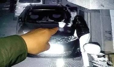 本地深夜，黑影对豪车频伸“鬼手”！监控拍下的竟然是她