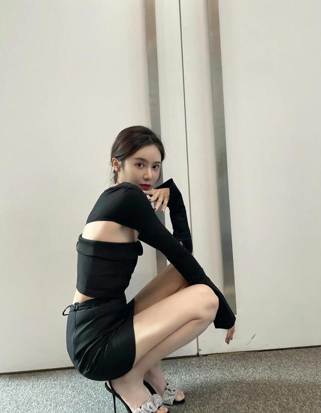 腾讯体育主持人美娜小狗蹲合集这个动作很考验腿长