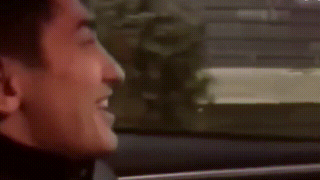 美女穿的衣服几乎透明露出来的部位，胆小的人不敢看。