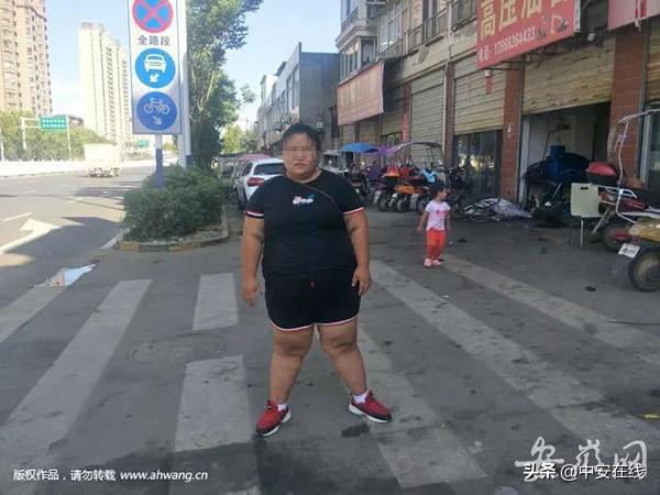 街头直播强吻7旬老大爷 300斤女主播道歉，已被封号