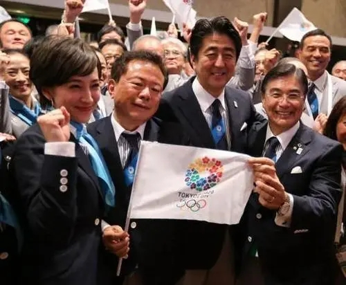 42岁日本第一美女主播，怀5月身孕嫁前首相之子，被绿还得秀恩爱