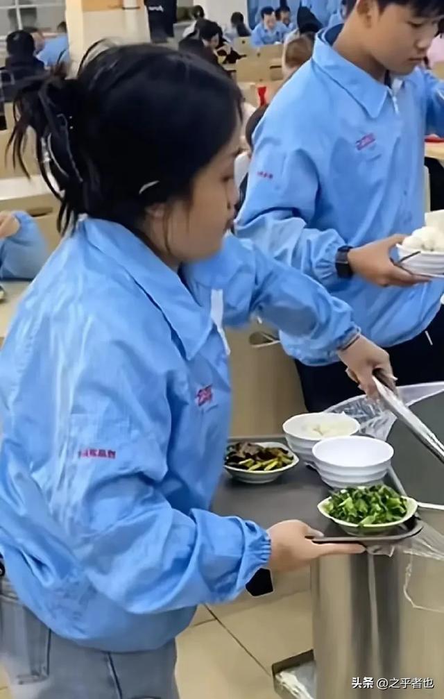 后续!厂妹“熊猫眼”视频爆火后竟被开除!领导神回复惊呆全网!