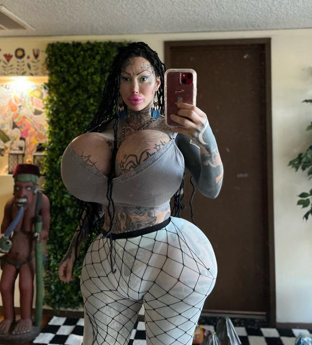 加拿大女网红沉迷整形,结果胸给隆“炸”了,剩单侧巨乳