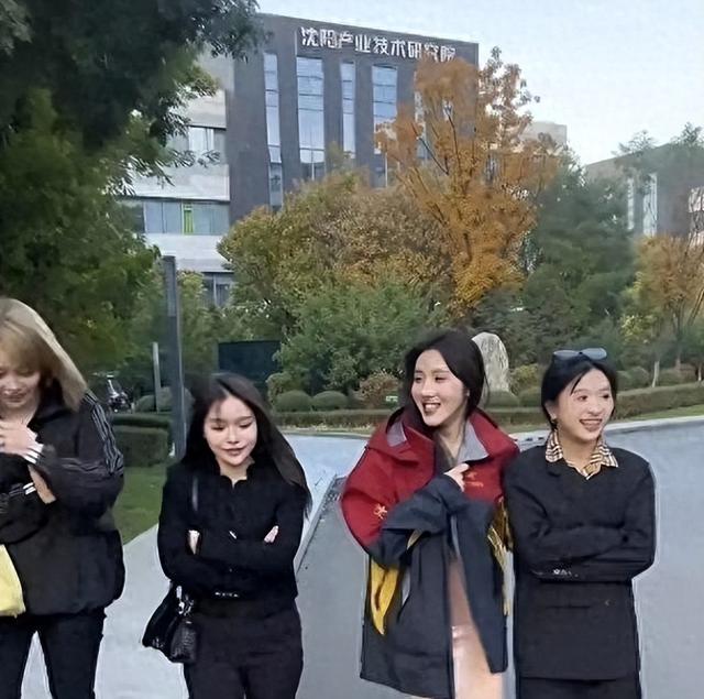 三只羊女主播停播后集体现身，素颜的她们显露真面目，实在辣眼