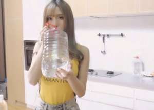 女主播惩罚(女主播受惩罚花样百出，喝水倒立家常便饭，男友视角摸腿谁能忍)