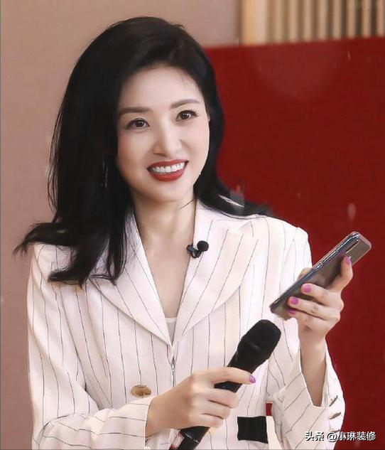 央视的美女主持,长得太漂亮了!网友:比董卿、周涛还漂亮
