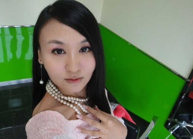央视女主持曹晴,嫁给美国富豪被虐待,一年后饿得皮包骨头