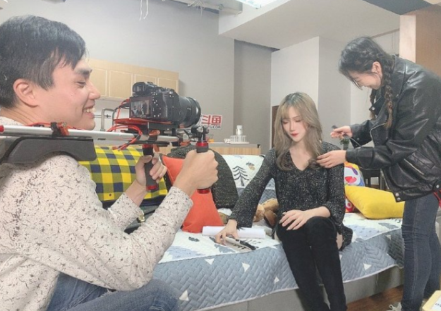 女主播受惩罚花样百出,喝水倒立家常便饭,男友视角摸腿谁能忍