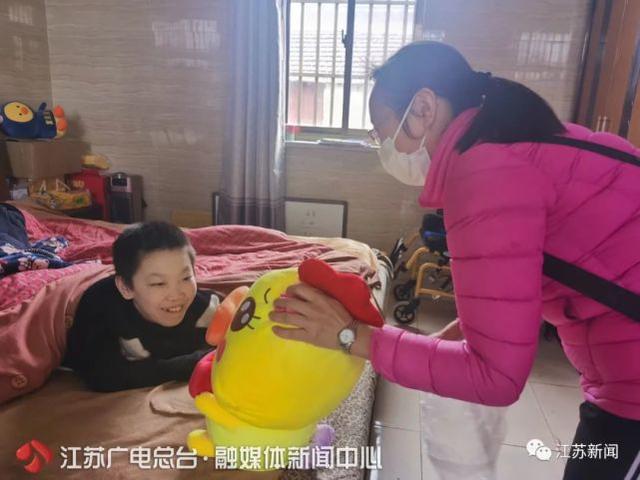 泪目!13岁脑瘫少年靠用舌头“舔屏”,赢来满墙奖状