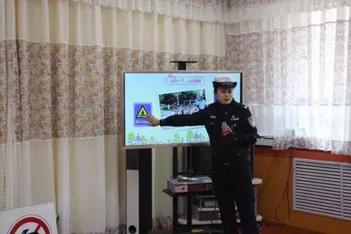 前些日子火了的“灵魂8问”兰州女交警,我们又对她做了更深入的采访...