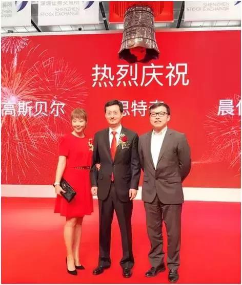 这位天后绝对是上市公司老板娘里唱歌最红的，主妇里最会玩的