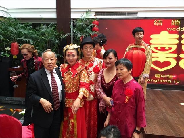 央视女主持曹晴,嫁给美国富豪被虐待,一年后饿得皮包骨头