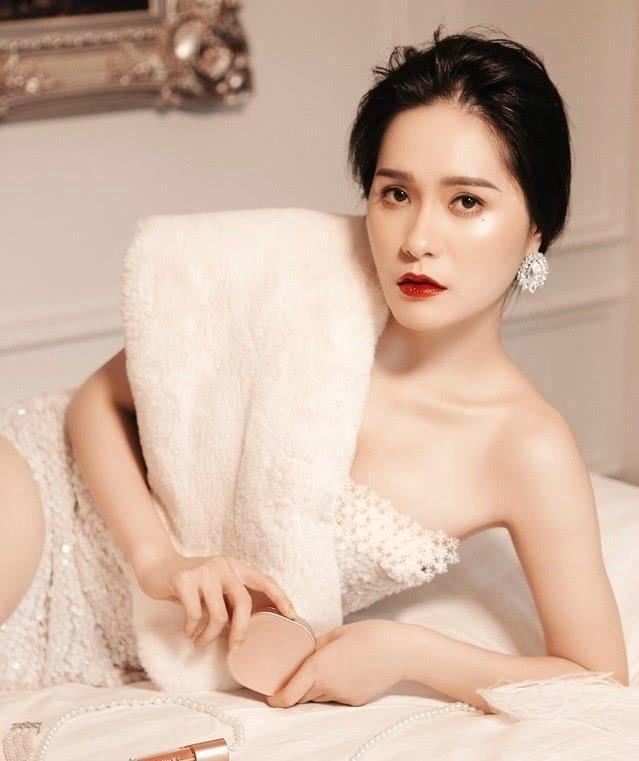 她退圈嫁房地产商变富婆,秀钻戒好身材,还送丈夫价值210万豪车