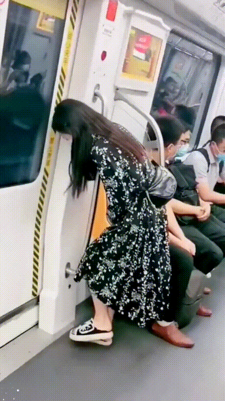 情侣在地铁上兴致激增不背人，一旁阿姨尴尬夹腿：都起鸡皮疙瘩了