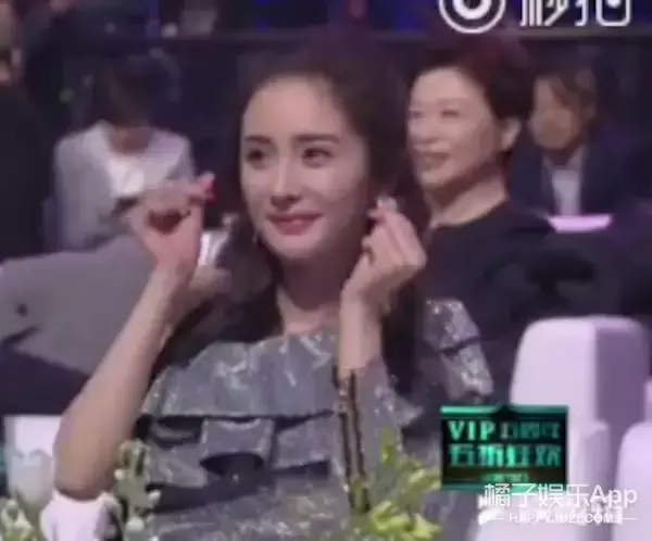 韩式比心不是韩国明星发明的?27年前赵雅芝就会了,连雪姨都比过