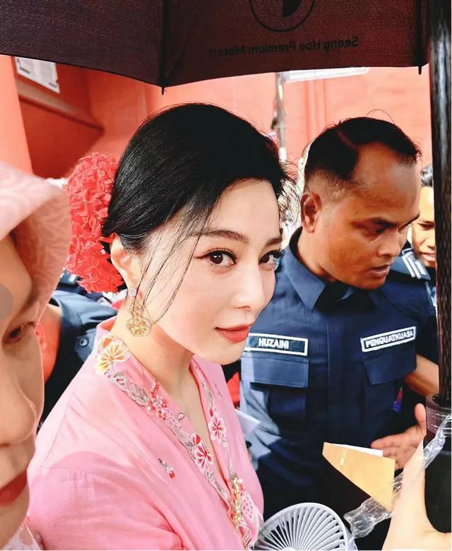 国外偶遇43岁冰冰,在人群中「美得有壁」,但现状看着有点心酸