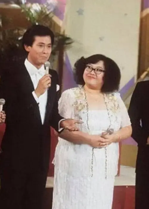郑欣宜独飞往加拿大祭奠母亲!墓前伤心抹眼泪,久久不愿离去