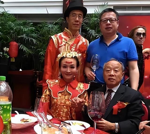 央视女主持曹晴,嫁给美国富豪被虐待,一年后饿得皮包骨头