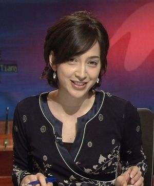 42岁日本第一美女主播，怀5月身孕嫁前首相之子，被绿还得秀恩爱